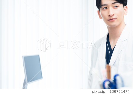 病院で働く若い男性 139731474