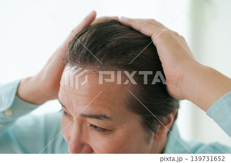 おでこの髪の毛を上げる男性 おでこの髪の毛を上げる男性 139731652