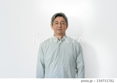 カメラ目線で微笑む60代の男性 カメラ目線で微笑む60代の男性 139731782