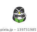読み聞かせをするメガネフクロウの親子 139731985