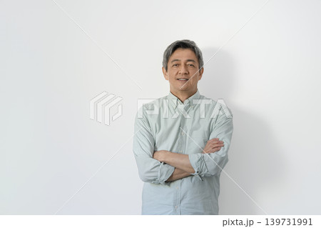 カメラ目線で微笑む腕組みをした60代の男性 139731991