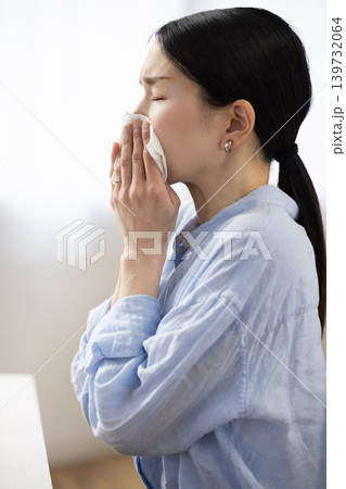 リビングでティッシュで鼻をかむ日本人女性 139732064