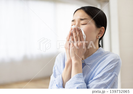 リビングでティッシュで鼻をかむ日本人女性 リビングでティッシュで鼻をかむ日本人女性 139732065