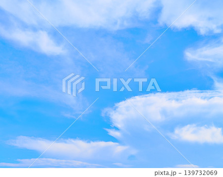 初夏の青空と白い雲 139732069