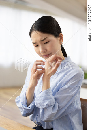 辛そうな表情で手を掻く日本人女性 辛そうな表情で手を掻く日本人女性 139732205