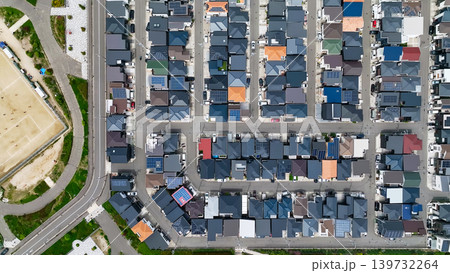 住宅地と道路の真俯瞰ドローン空撮 住宅地と道路の真俯瞰ドローン空撮 139732264