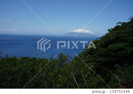 屋久島から眺める口永良部島 屋久島から眺める口永良部島 139732348