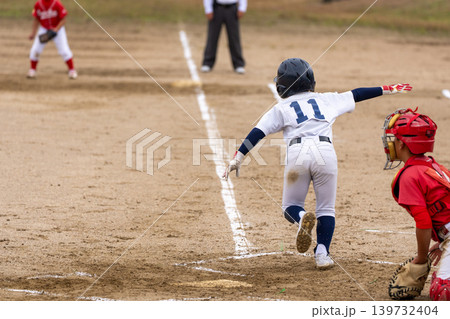 プロ野球選手を夢見て頑張っている野球少年 プロ野球選手を夢見て頑張っている野球少年 139732404