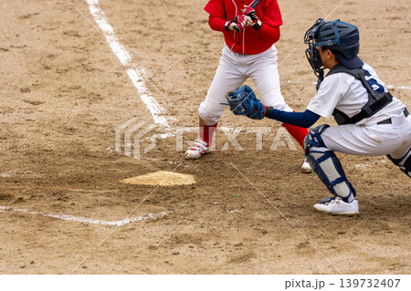 プロ野球選手を夢見て頑張っている野球少年 139732407