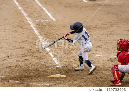 プロ野球選手を夢見て頑張っている野球少年 139732408
