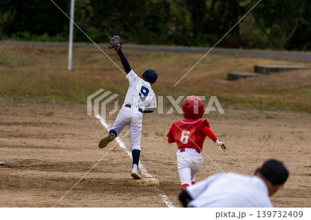 プロ野球選手を夢見て頑張っている野球少年 139732409