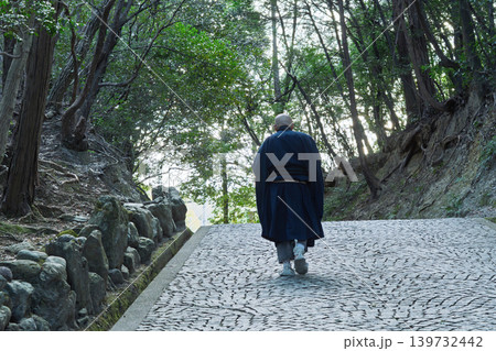 京都府八幡市に所在する臨済宗円福寺の托鉢僧を撮影したもの 139732442