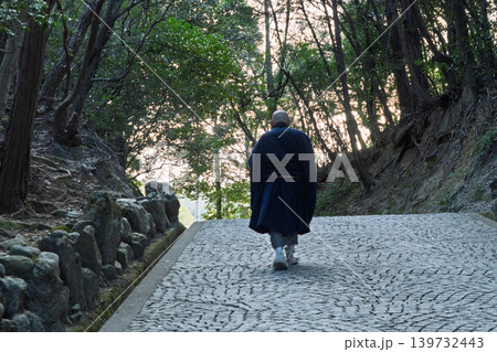 京都府八幡市に所在する臨済宗円福寺の托鉢僧を撮影したもの 139732443