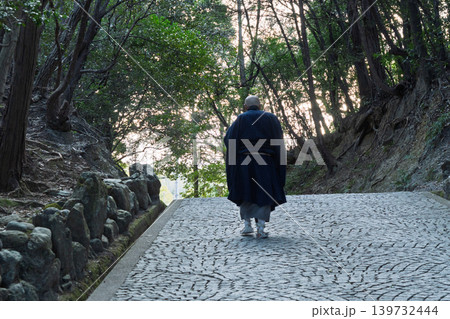 京都府八幡市に所在する臨済宗円福寺の托鉢僧を撮影したもの 139732444