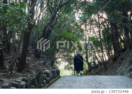 京都府八幡市に所在する臨済宗円福寺の托鉢僧を撮影したもの 139732446