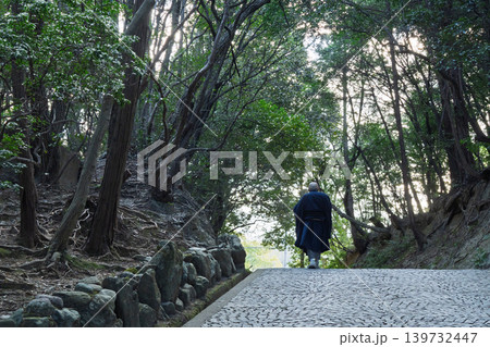 京都府八幡市に所在する臨済宗円福寺の托鉢僧を撮影したもの 139732447