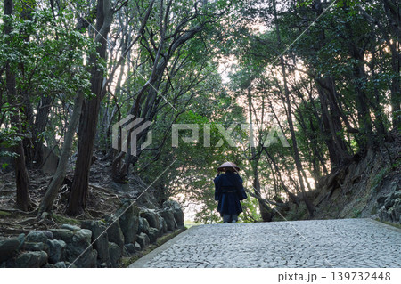 京都府八幡市に所在する臨済宗円福寺の托鉢僧を撮影したもの 139732448