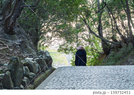 京都府八幡市に所在する臨済宗円福寺の托鉢僧を撮影したもの 139732451