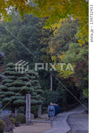 京都府八幡市に所在する臨済宗円福寺の托鉢僧を撮影したもの 京都府八幡市に所在する臨済宗円福寺の托鉢僧を撮影したもの 139732453