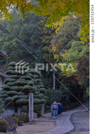 京都府八幡市に所在する臨済宗円福寺の托鉢僧を撮影したもの 139732454