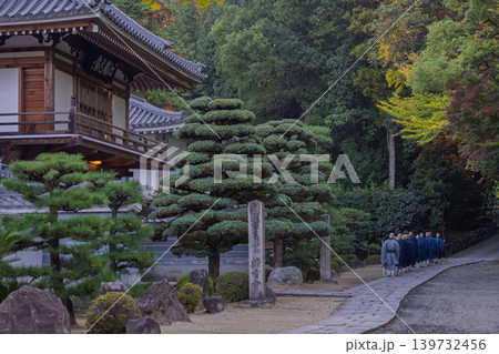 京都府八幡市に所在する臨済宗円福寺の托鉢僧を撮影したもの 139732456