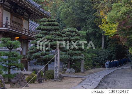 京都府八幡市に所在する臨済宗円福寺の托鉢僧を撮影したもの 139732457
