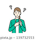 スマホを操作して疑問を浮かべるスーツ姿の女性イラスト素材 139732553