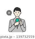 スマホを見て困っているスーツ姿の男性イラスト素材 139732559