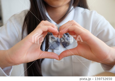 女子中学生とハート 139732650