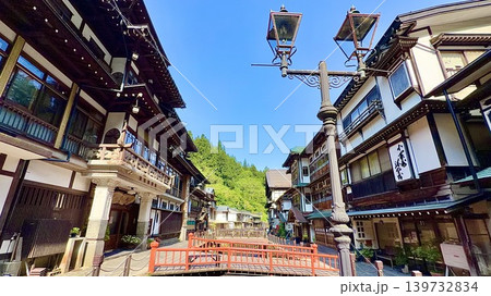 五月晴れの青空と新緑に彩られた大正ロマン漂う銀山温泉〈山形県尾花沢市〉 五月晴れの青空と新緑に彩られた大正ロマン漂う銀山温泉〈山形県尾花沢市〉 139732834