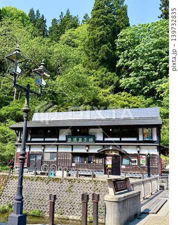 銀山川越しに見る新緑の西塚菓子舗（明友庵）〈銀山温泉/山形県尾花沢市〉 139732835