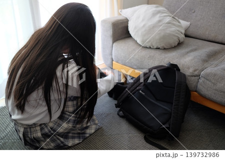部屋で悩みを抱える女子中学生 部屋で悩みを抱える女子中学生 139732986