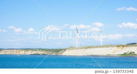 青空と北海道道北地方にある風力発電の風車のある風景 青空と北海道道北地方にある風力発電の風車のある風景 139733348