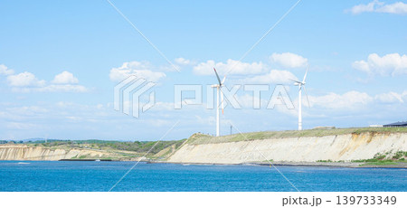青空と北海道道北地方にある風力発電の風車のある風景 青空と北海道道北地方にある風力発電の風車のある風景 139733349