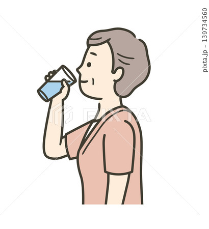コップに入った水を飲むシニア女性の上半身イラスト 139734560