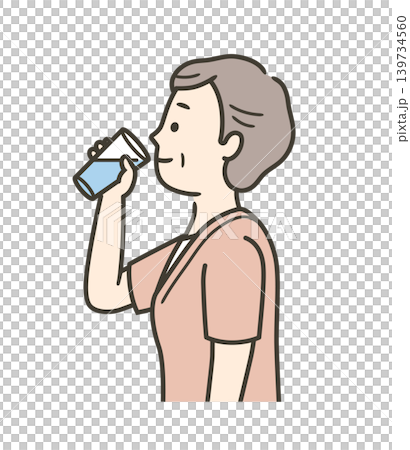 コップに入った水を飲むシニア女性の上半身イラスト 139734560
