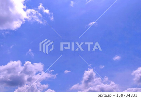 光差す夏空と白雲が広がる爽快な青空風景 139734833