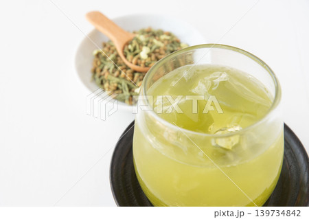 冷たい抹茶入り玄米茶 冷たい抹茶入り玄米茶 139734842