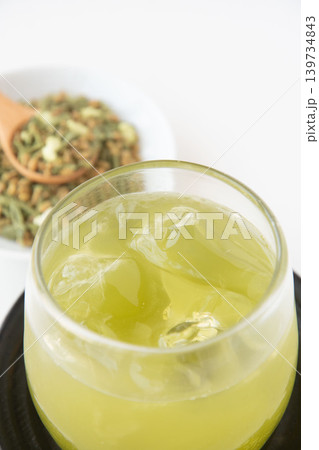 冷たい抹茶入り玄米茶 冷たい抹茶入り玄米茶 139734843