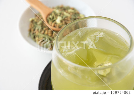 冷たい抹茶入り玄米茶 冷たい抹茶入り玄米茶 139734862