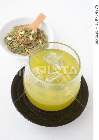 冷たい抹茶入り玄米茶 冷たい抹茶入り玄米茶 139734875