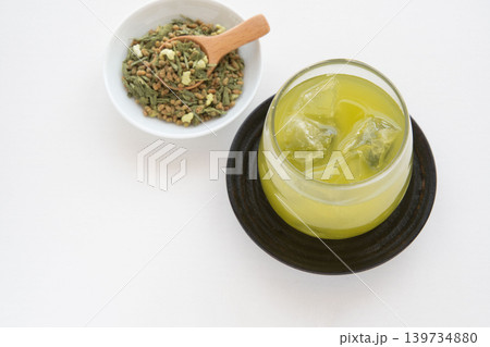 冷たい抹茶入り玄米茶 冷たい抹茶入り玄米茶 139734880