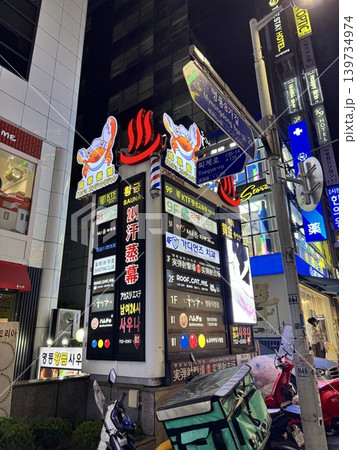 韓国ソウル明洞の賑やかな街並み 韓国ソウル明洞の賑やかな街並み 139734974