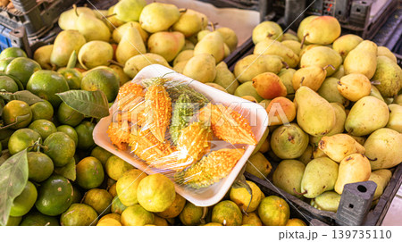 Close up fresh assorted fruits displayed in market, including pears and citrus Close up fresh assorted fruits displayed in market, including pears and citrus 139735110