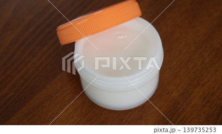 プラスチック容器に入った薬 139735253