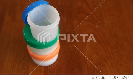 プラスチック容器に入った薬 プラスチック容器に入った薬 139735269