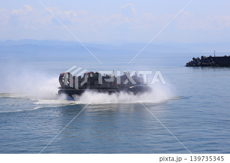 水しぶきを上げて疾走するエアクッション艇　LCAC 139735345