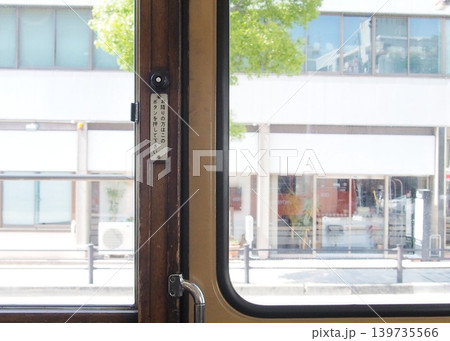 レトロな降車ボタン(松山市路面電車) レトロな降車ボタン(松山市路面電車) 139735566