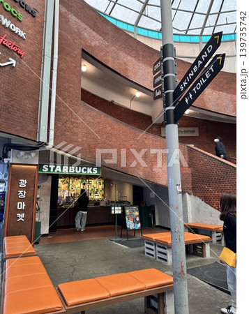 韓国ブランドMatin Kimのロゴとグラフィティが描かれたシャッター 139735742