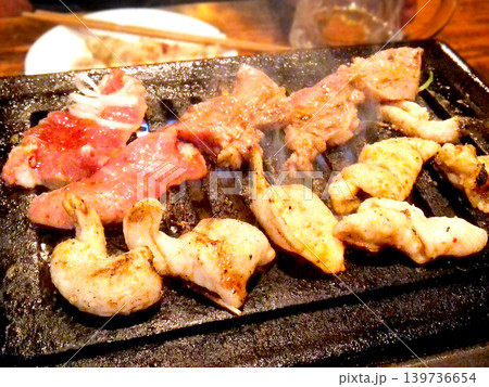 ロースターで焼くジューシーなホルモン ロースターで焼くジューシーなホルモン 139736654